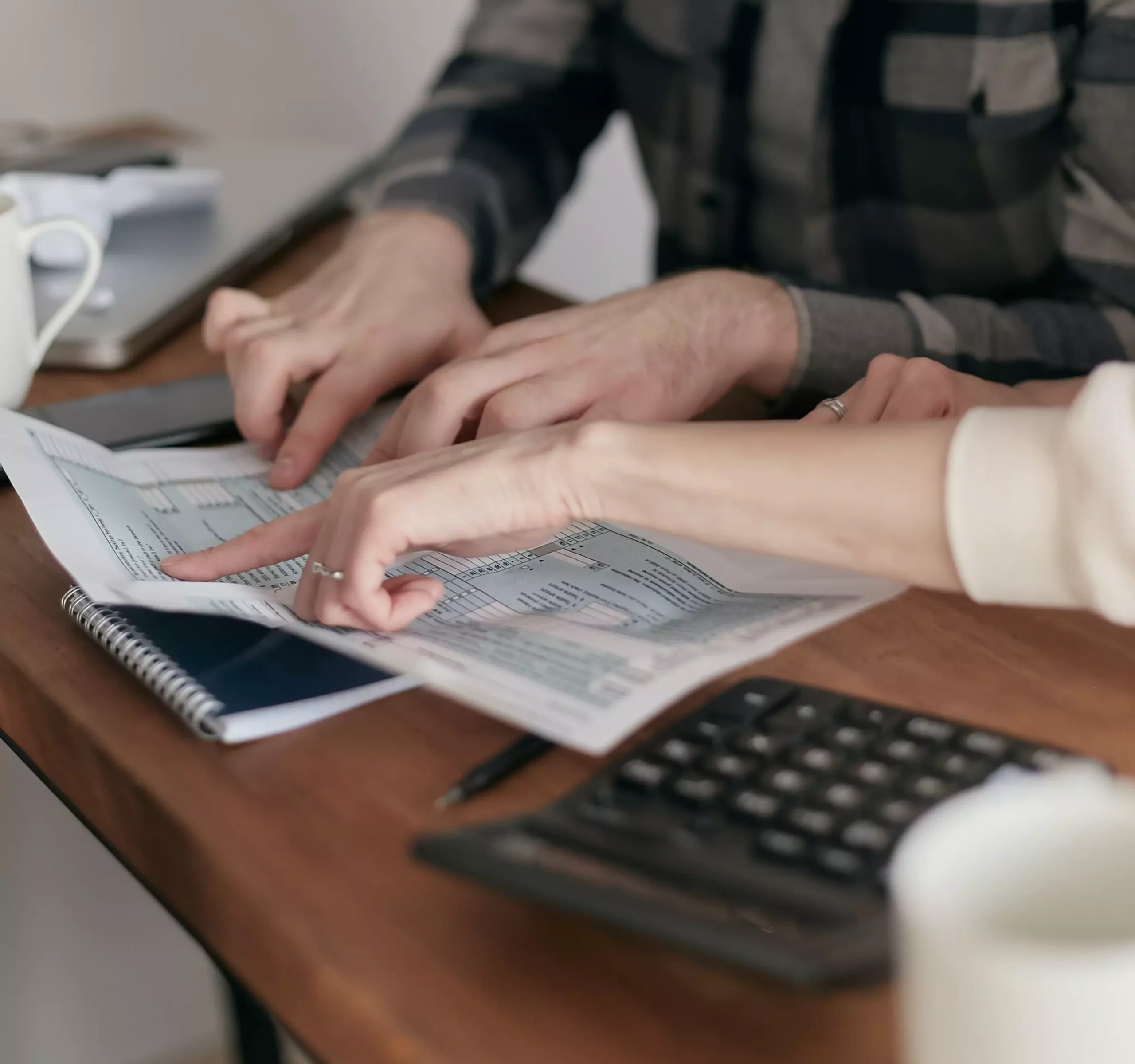 a couple calculates finances to perform a credit repair at home